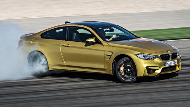 Những pha drift đẹp mắt của BMW M4 trên tàu sân bay