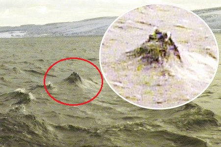 Bức ảnh được Jonathan Bright chụp lại, được cho là có sự xuất hiện của quái vật Loch Ness