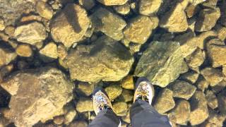 Đi bộ trên mặt băng trong suốt tuyệt đẹp ở núi High Tatras, Slovakian