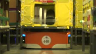 Robot làm việc bên trong nhà kho khổng lồ của Amazon