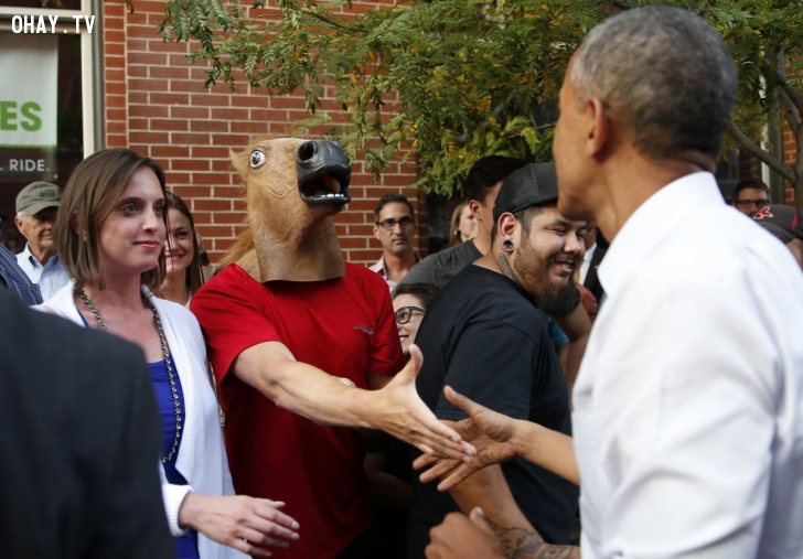 Một người dân đeo mặt nạ đầu ngựa và bắt tay với Tổng thống Barack Obama khi nhà lãnh đạo Mỹ công tác ở thành phố Denver, bang Colorado vào ngày 8/7. Ảnh: Reuters