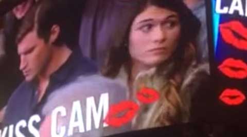 Bạn trai cô gái này không hôn cô ấy trước camera Kiss Cam. Hãy xem chuyện gì sẽ xảy ra