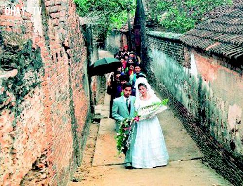Đám cưới trong một ngôi làng tại miền Bắc với những bộ trang phục truyền thống, áo the khăn xếp.