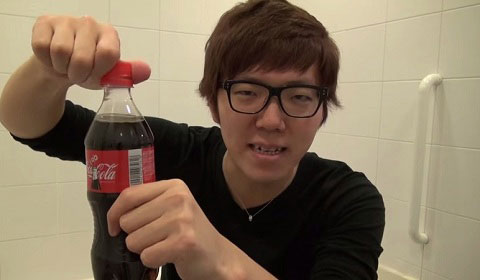 Thanh niên Nhật Bản uống Cocacola cùng kẹo mentos :))