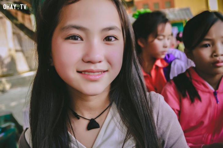 Bé gái người Mông ở Lào Cai gây xôn xao mạng