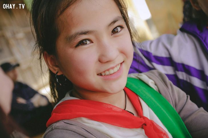 Bé gái người Mông ở Lào Cai gây xôn xao mạng