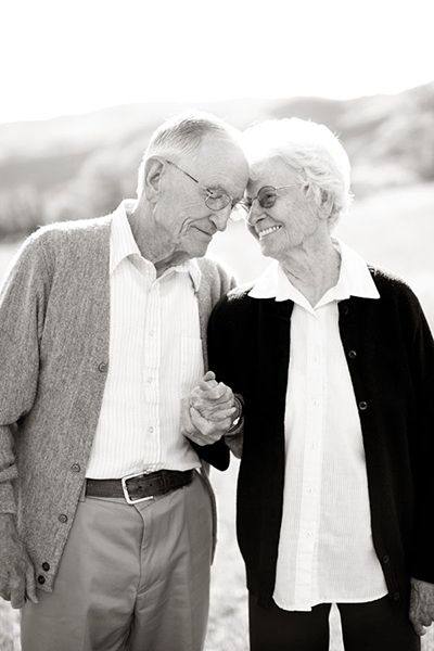 Tình yêu cặp đôi già có thể không hào nhoáng nhưng lại mang lại rất nhiều giá trị tình cảm. Họ đã có những kỷ niệm, thăng trầm, nhưng không bao giờ phù phục hay từ bỏ tình yêu của mình. Hãy xem những hình ảnh rất đáng yêu của tình yêu cặp đôi già.
