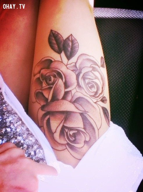 Rose tattoos on thigh