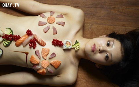 Ăn Sushi trên cơ thể người khỏa thân – Một hình thức kinh doanh “ám mụi” ?