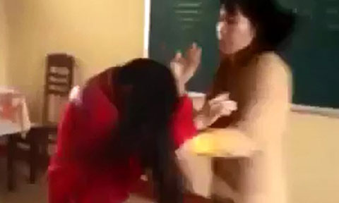 Cô giáo đuổi học sinh trong lớp như mèo đuổi chuột