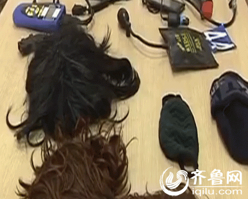 Cảnh sát cho biết, khi bắt được Lý Mỗ Mỗ, họ đã tìm thấy những dụng cụ gây án như tóc giả, máy giải mã, tua vít ở nhà hắn.ô tả hình ảnh