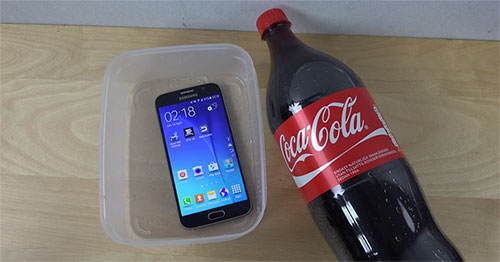 Samsung Galaxy S6 sống sót khi nằm 2 phút trong Coca-Cola