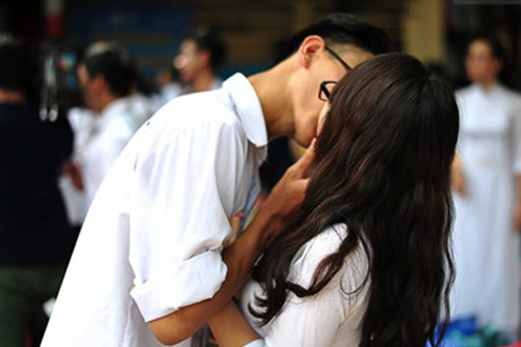 Nên hay không nụ hôn tuổi 18???