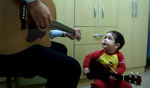 Em bé hát Don\'t let me down cùng bố cực dễ thương