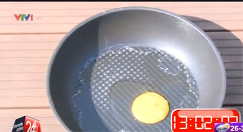 Hà Nội: rán trứng và thịt chỉ nhờ sức nóng gần 40 độ C ở ngoài trời
