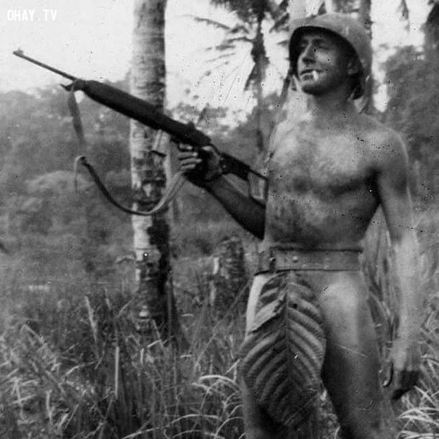 Một người lính Mỹ đứng tạo dáng tại một hòn đảo nhiệt đới trên Thái Bình Dương (năm 1941 - 1945).