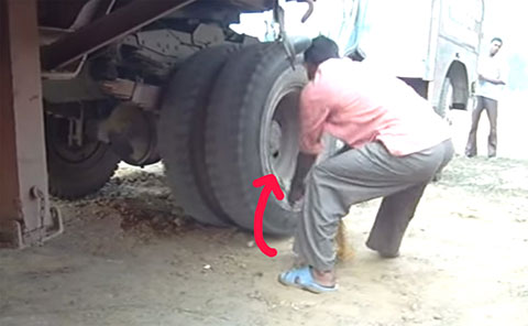 Đây là cách người Ấn Độ khởi động oto tải