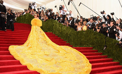 Đầm \"khủng\" của Rihanna bị cư dân mạng chế không thương tiếc