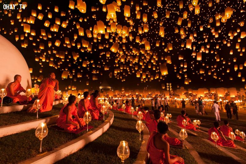 Một lễ hội nổi tiếng khác của quốc gia này là Yi Peng, diễn ra vào tháng 11 ở Chiang Mai. Hàng nghìn chiếc đèn trời sẽ được thả cùng một lúc, tạo ra cảnh tượng như chỉ có trong cổ tích. Ảnh: Photoextract.