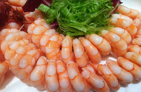 7 sai lầm nguy hiểm khi ăn tôm