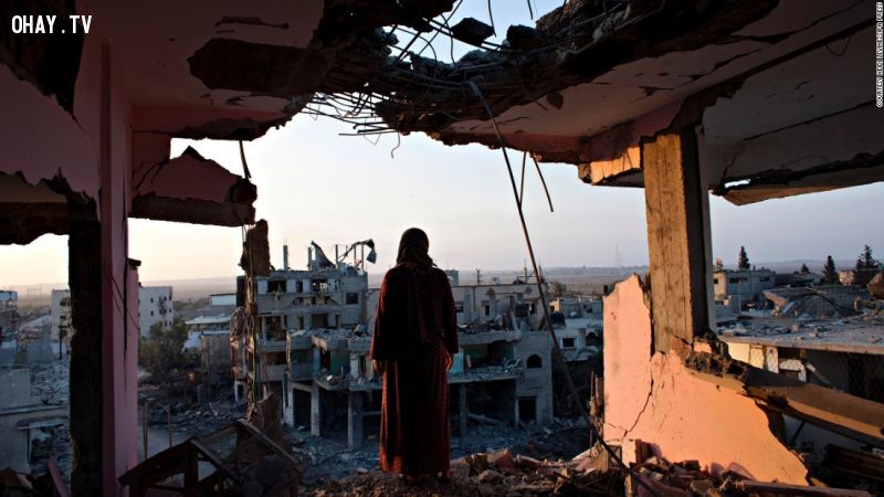 Một phụ nữ nhìn ra ngôi nhà sụp đổ sau những trận chiến tên lửa. Phóng viên Levine đã theo sát tình hình xung đột Gaza hàng chục năm. 