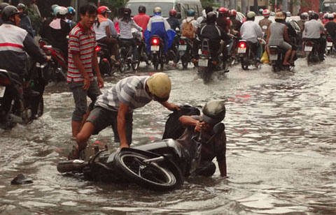 Gặp người bị ngã xe: Đi tiếp hay dừng lại?