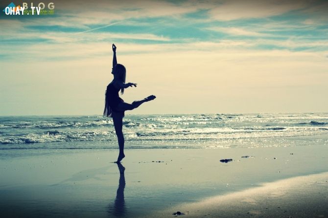 Пляшущие моря. Танцующая девушка у моря. Девушка танцует на берегу моря. Танцующая девушка на берегу моря. Танцующая с морем.
