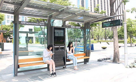 Sạc pin điện thoại tại các trạm xe buýt ở Hàn Quốc