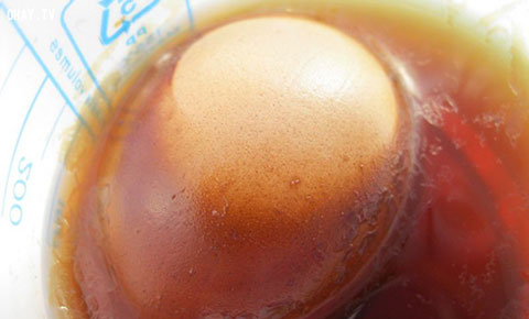 Chuyện gì xảy ra khi ngâm quả trứng luộc vào Cocacola?