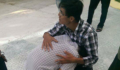Thương mà đáng trách cậu học sinh mang điện thoại vào phòng thi