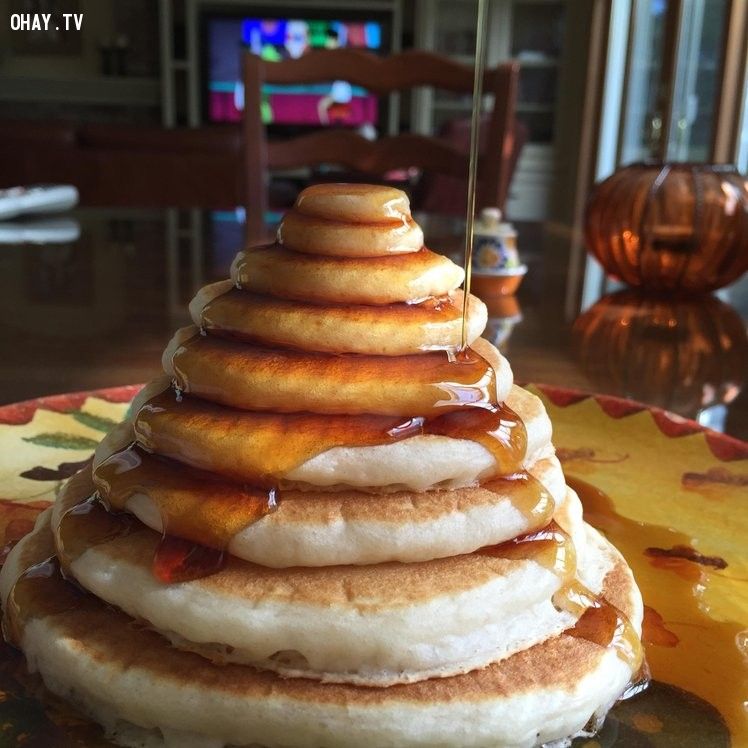 Những chiếc bánh bơ được xếp chồng lên nhau một cách hoàn hảo