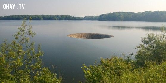 Kinh hoàng chiếc hố lớn xuất hiện ngay giữa hồ nước