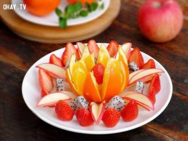 Trang trí đĩa hoa quả là một nghệ thuật. Bạn có thể sáng tạo, kết hợp các loại trái cây đủ màu sắc và hình dáng để tạo ra những đĩa hoa quả thu hút và đầy nghệ thuật.