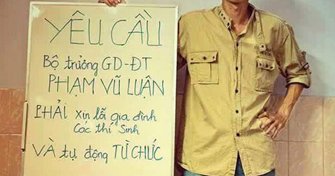 Một thanh niên làm biểu ngữ yêu cầu Bộ GD trả lại công bằng cho thí sinh