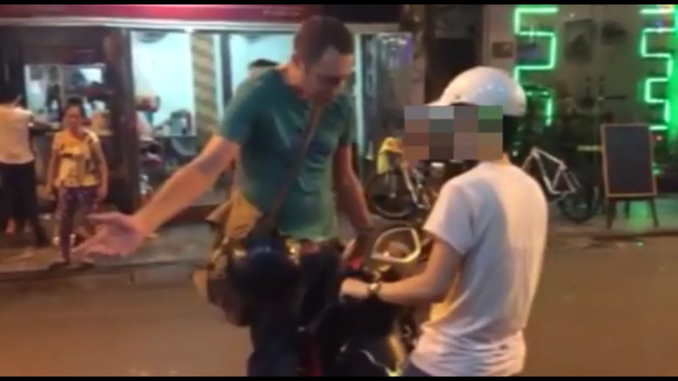 Anh tây chặn đường nhắc nhở cô gái không được chạy xe máy trên phố đi bộ tại Hà Nội