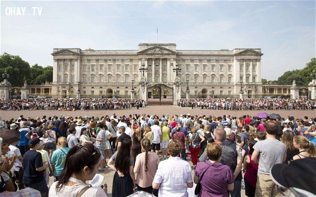 Đám đông du khách hào hứng tới tham quan cung điện Buckingham (Vương Quốc Anh).