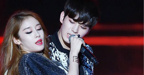 Bộ 3 MC THE SHOW Zhoumi-Jiyeon-Hongbin \"đốt cháy\" sân khấu với HIT \"My ear\'s candy\" của Baek Ji Yong.