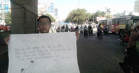 Bạn nghĩ sao về chuyện chàng trai cầm biển đứng đường xin việc?