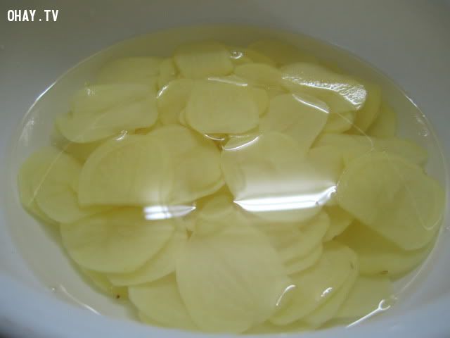 khoai tây ngâm nước muối trước khi chiên