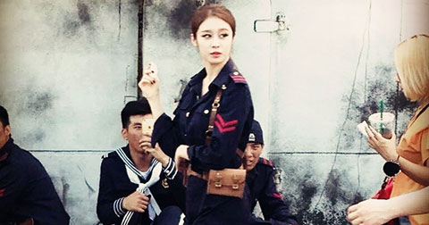 JiYeon (T-ARA) khiến fans \'phát cuồng\' vì hình tượng \'hảo soái\' tại hậu trường.