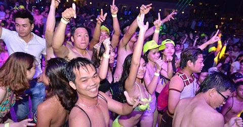 DJ Ty Ty khuấy động 4.000 bạn trẻ trong tiệc bikini