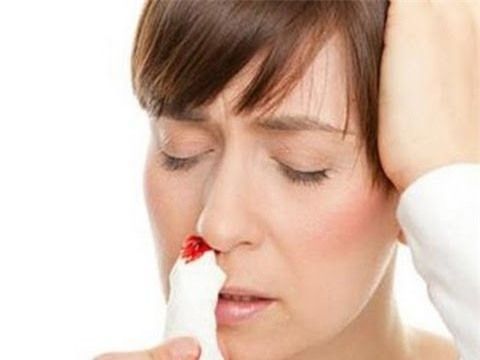 Bịt chặt mũi khi bị chảy máu cam để máu ngưng chảy