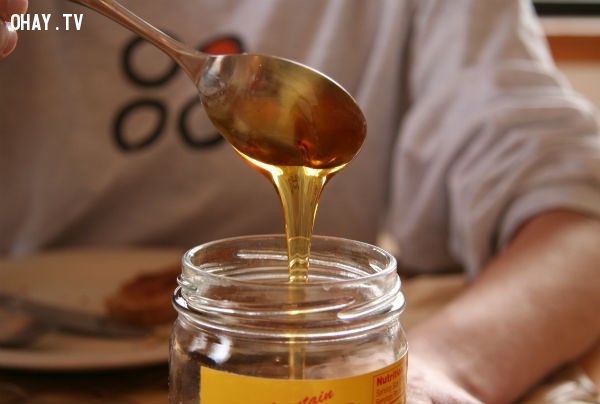 4. Mật ong đem lại nhiều lợi ích cho sức khỏe, bao gồm cả đặc tính chống sưng tấy, chống khuẩn và giảm ngứa. Để có tác dụng tốt nhất, bạn hãy sử dụng mật ong nguyên chất và chấm nhẹ một chút mật ong trực tiếp lên vết đốt.