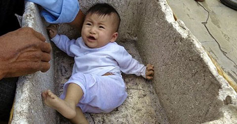 Bé gái 7 tháng tuổi bị bỏ rơi nằm co ro trong thùng xốp