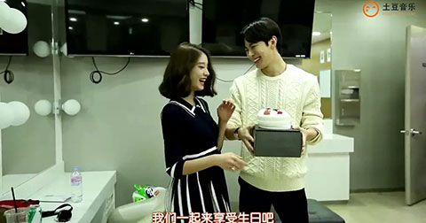JiYeon mừng sinh nhật HongBin ở hậu trường TheShow.