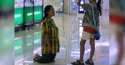 Bức ảnh lan truyền: Bà mẹ tàn tật quỳ xin con tha thứ… vì không mua được iPhone