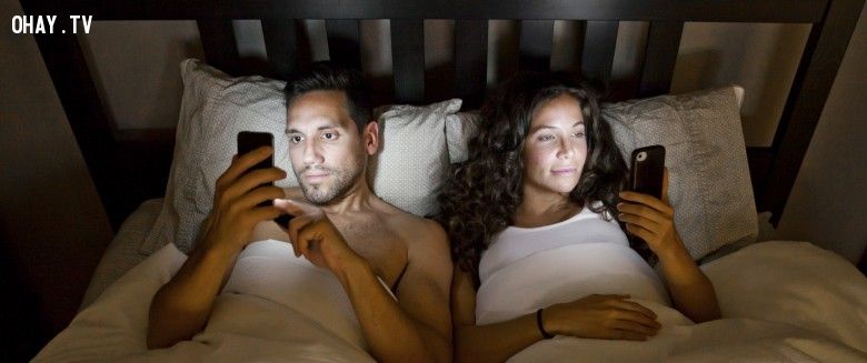 Smartphone chi phối hoạt động của các cặp đôi