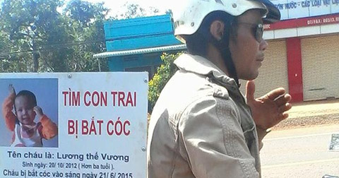 Người cha nhiều tháng mang biển tìm con trai bị bắt cóc