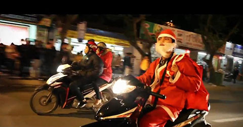 Mẹ ơi, con thấy ông già Noel nói \"ĐMM\"