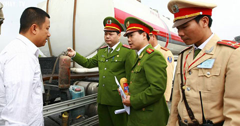 Ra quân kiểm tra an toàn phòng cháy trên các phương tiện cơ giới